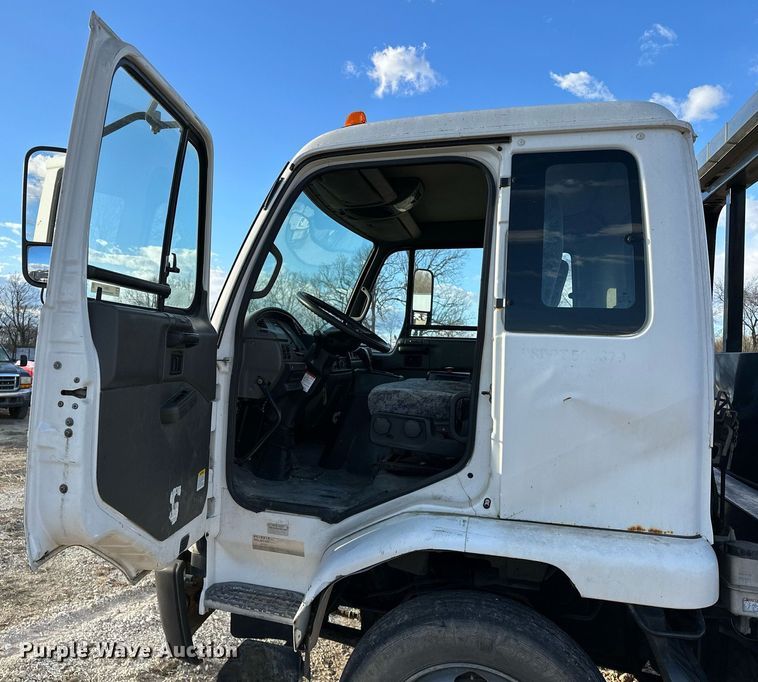 image for item OM9877 2010 Nissan  2600LP UD rollback truck