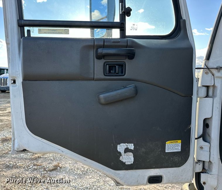 image for item OM9877 2010 Nissan  2600LP UD rollback truck