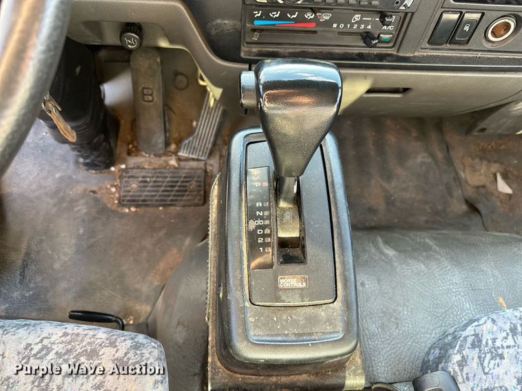 image for item OM9877 2010 Nissan  2600LP UD rollback truck