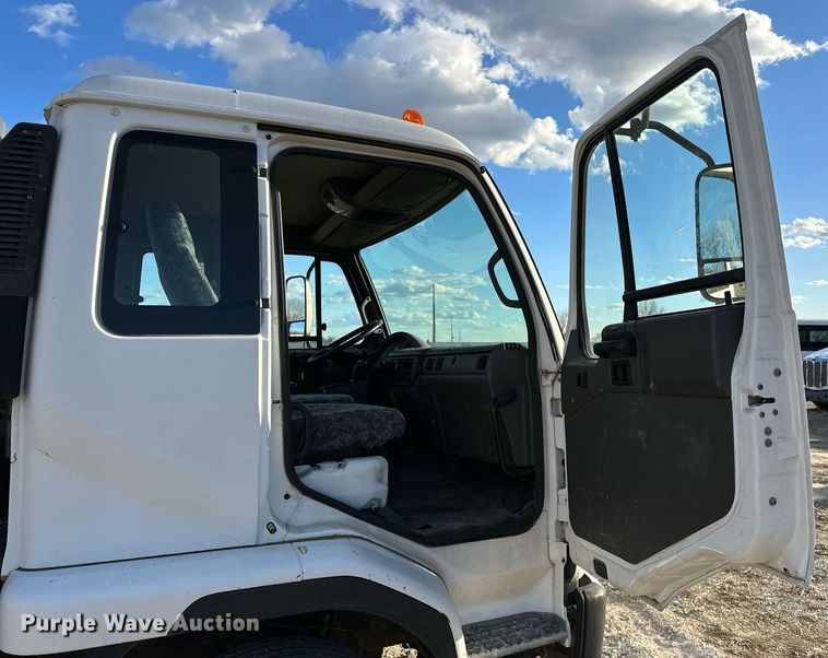 image for item OM9877 2010 Nissan  2600LP UD rollback truck