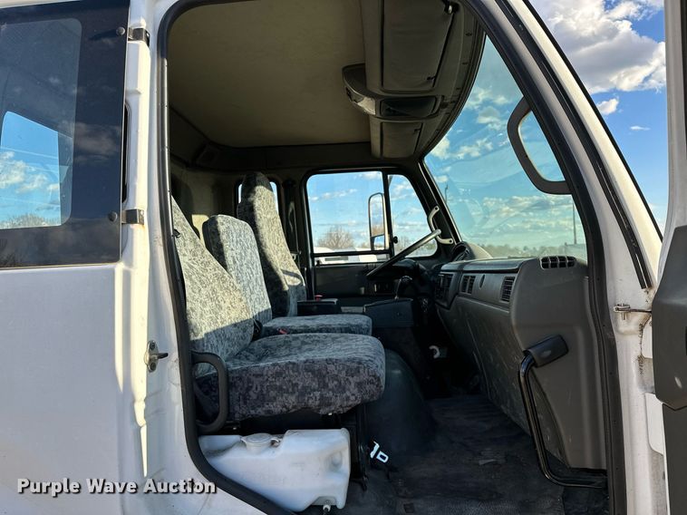 image for item OM9877 2010 Nissan  2600LP UD rollback truck