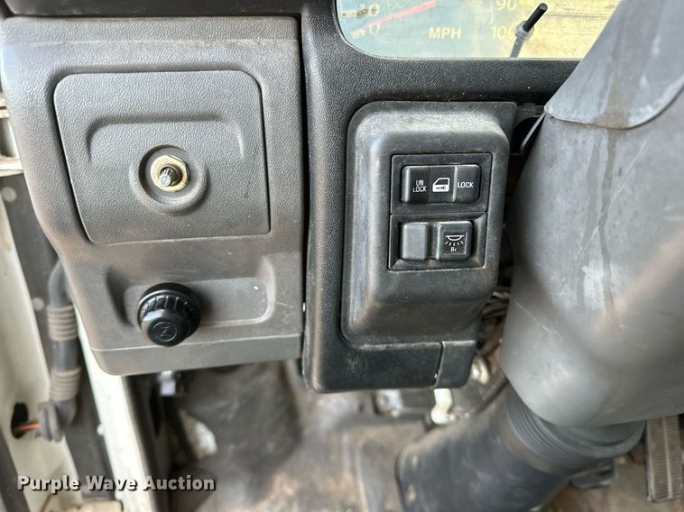 image for item OM9878 2005 Isuzu NPR box truck