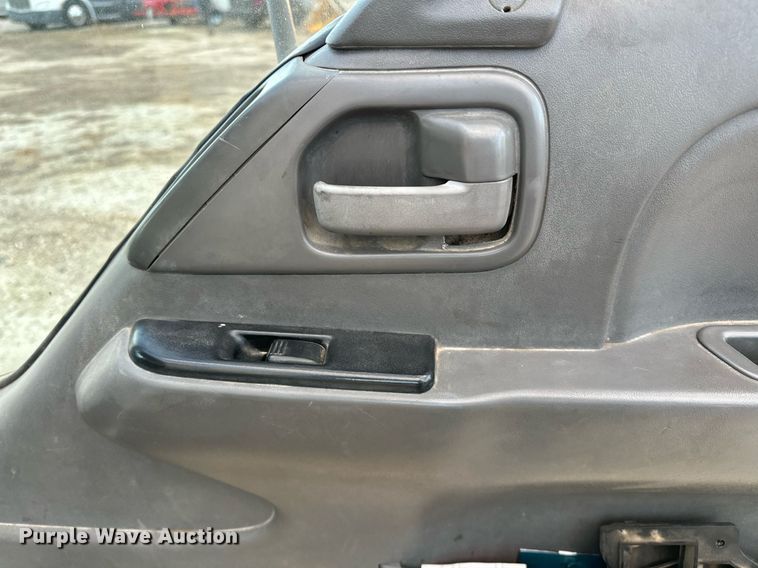 image for item OM9878 2005 Isuzu NPR box truck