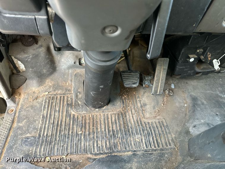 image for item OM9878 2005 Isuzu NPR box truck