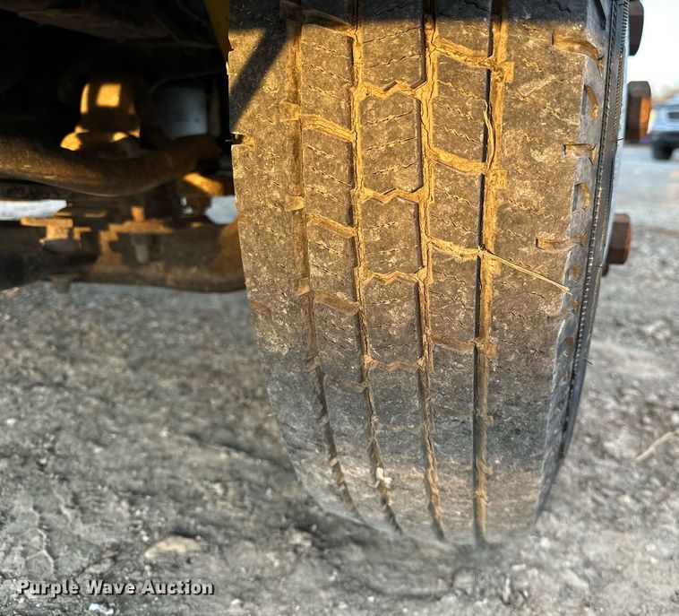 image for item OM9878 2005 Isuzu NPR box truck