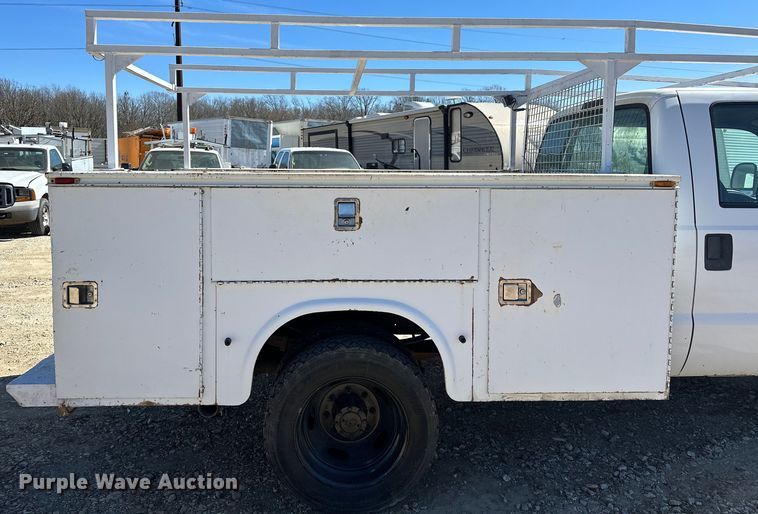 image for item OM9881 1999 Ford F550 Super Duty Crew Cab utility / service truck