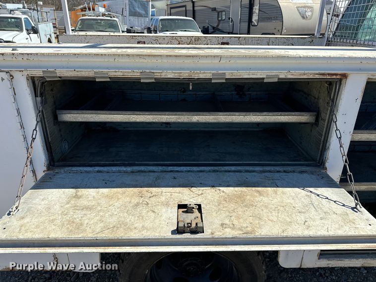 image for item OM9881 1999 Ford F550 Super Duty Crew Cab utility / service truck