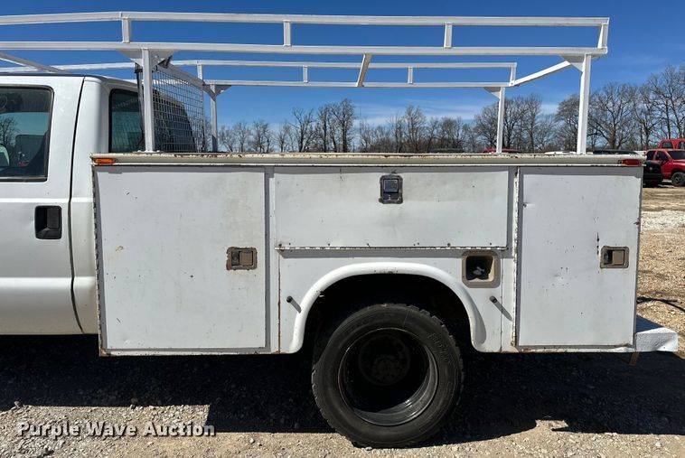 image for item OM9881 1999 Ford F550 Super Duty Crew Cab utility / service truck