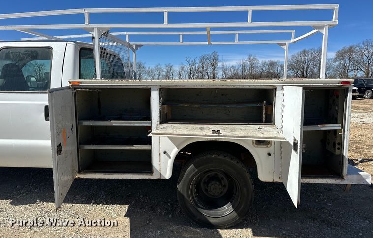 image for item OM9881 1999 Ford F550 Super Duty Crew Cab utility / service truck