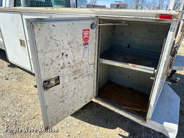 image for item OM9881 1999 Ford F550 Super Duty Crew Cab utility / service truck