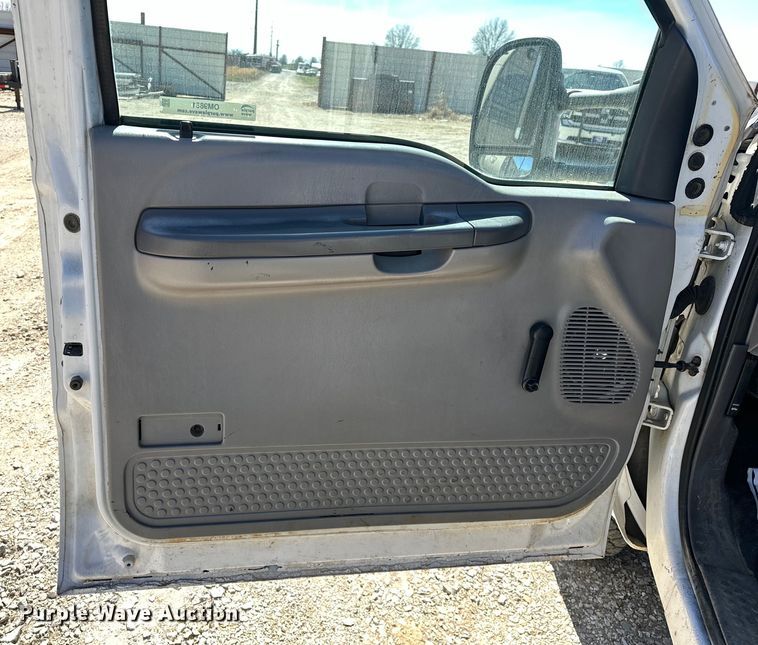 image for item OM9881 1999 Ford F550 Super Duty Crew Cab utility / service truck