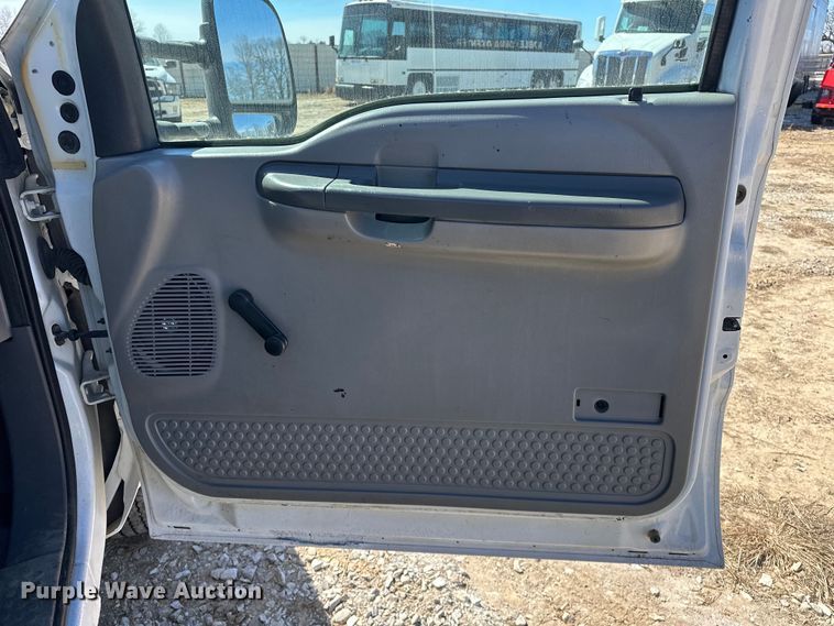 image for item OM9881 1999 Ford F550 Super Duty Crew Cab utility / service truck