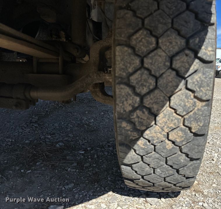 image for item OM9881 1999 Ford F550 Super Duty Crew Cab utility / service truck