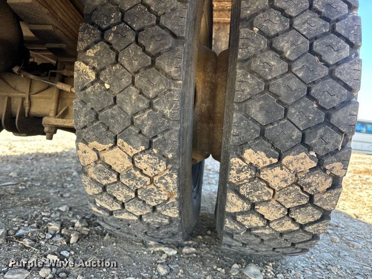 image for item OM9881 1999 Ford F550 Super Duty Crew Cab utility / service truck