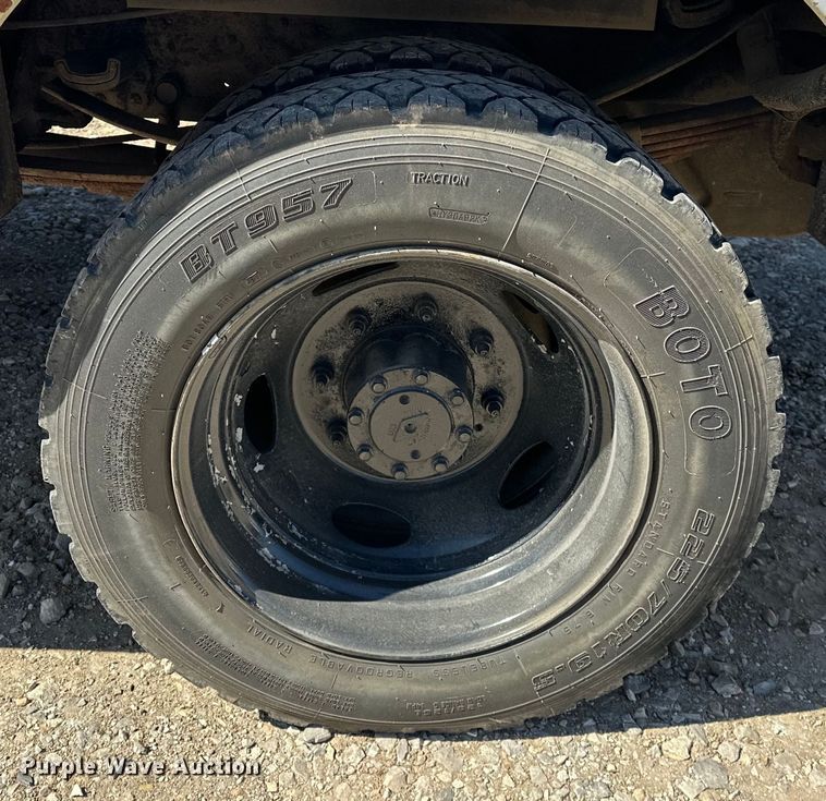 image for item OM9881 1999 Ford F550 Super Duty Crew Cab utility / service truck