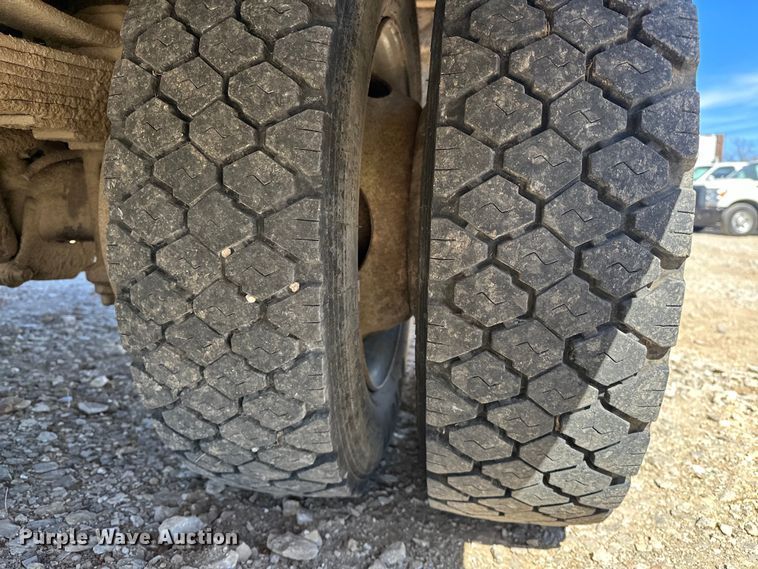 image for item OM9881 1999 Ford F550 Super Duty Crew Cab utility / service truck