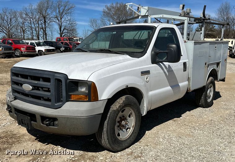 image for item OM9882 2006 Ford  F350 Super Duty XL utility bed pickup truck