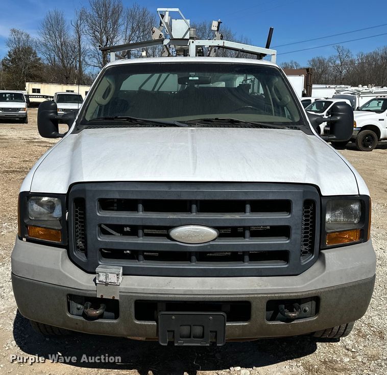 image for item OM9882 2006 Ford  F350 Super Duty XL utility bed pickup truck