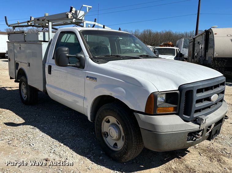 image for item OM9882 2006 Ford  F350 Super Duty XL utility bed pickup truck