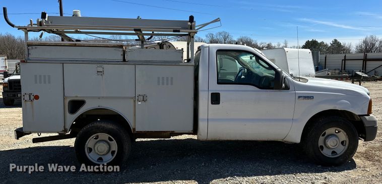 image for item OM9882 2006 Ford  F350 Super Duty XL utility bed pickup truck