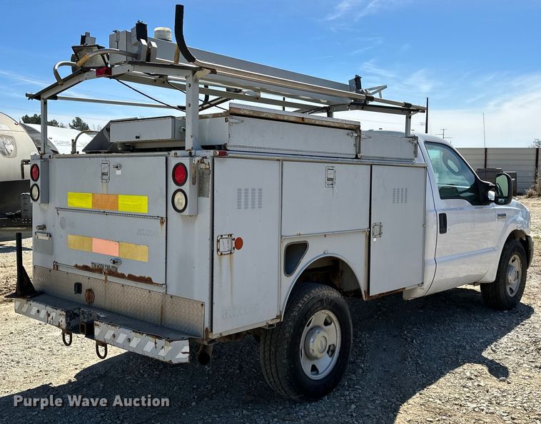 image for item OM9882 2006 Ford  F350 Super Duty XL utility bed pickup truck