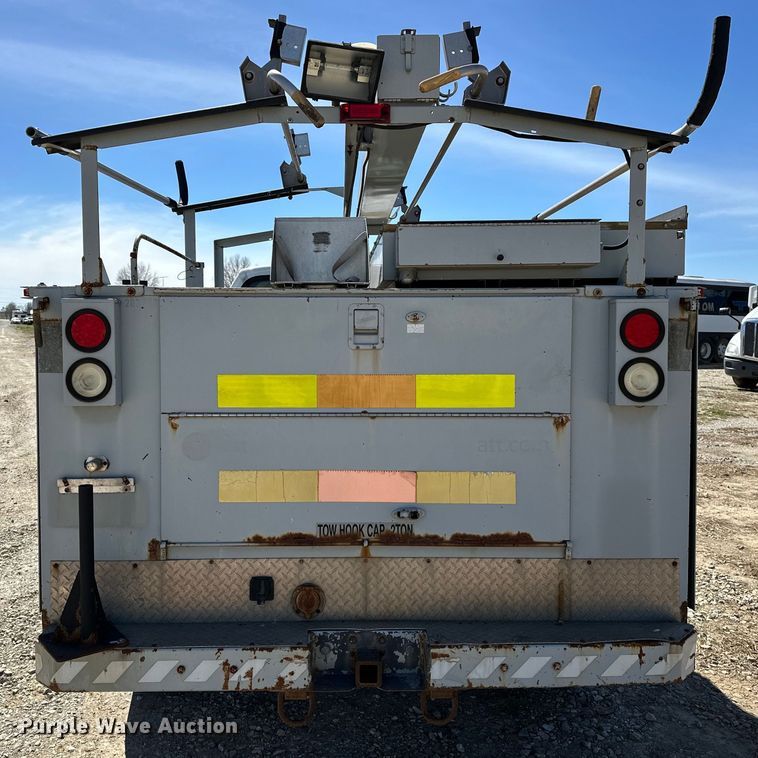 image for item OM9882 2006 Ford  F350 Super Duty XL utility bed pickup truck