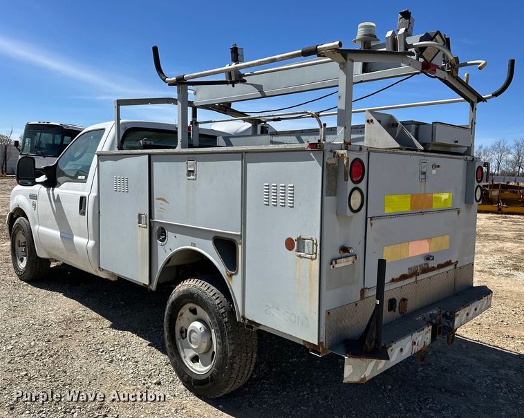 image for item OM9882 2006 Ford  F350 Super Duty XL utility bed pickup truck