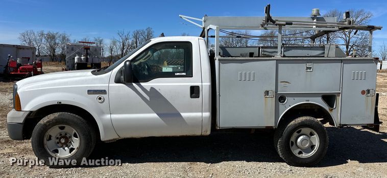 image for item OM9882 2006 Ford  F350 Super Duty XL utility bed pickup truck