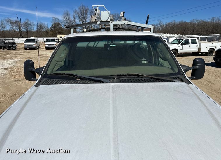 image for item OM9882 2006 Ford  F350 Super Duty XL utility bed pickup truck