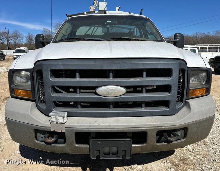 image for item OM9882 2006 Ford  F350 Super Duty XL utility bed pickup truck