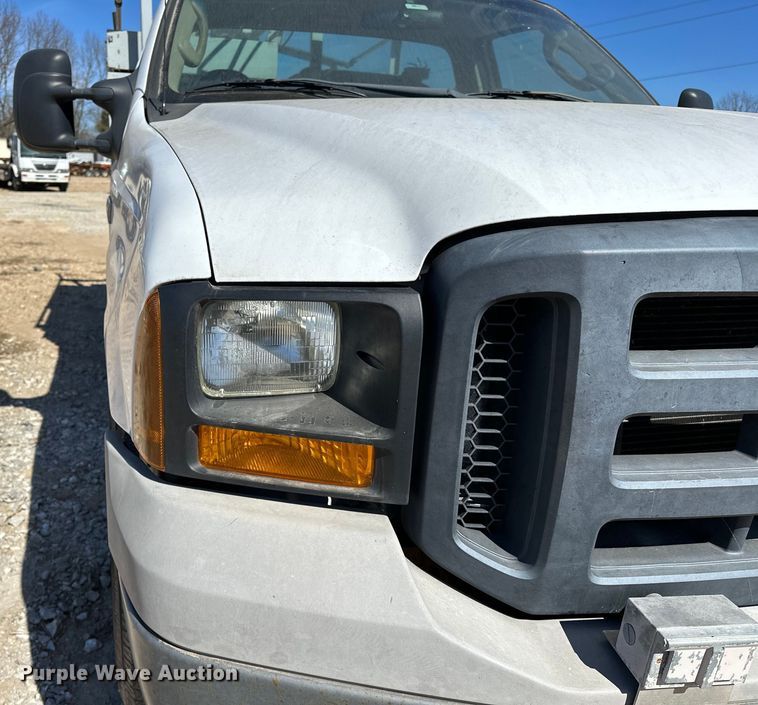 image for item OM9882 2006 Ford  F350 Super Duty XL utility bed pickup truck