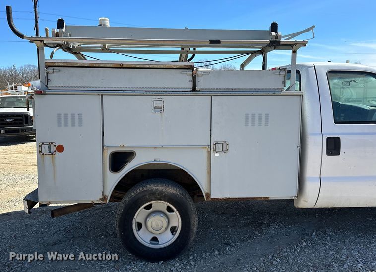 image for item OM9882 2006 Ford  F350 Super Duty XL utility bed pickup truck