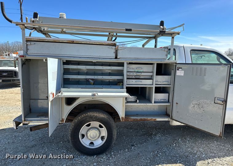 image for item OM9882 2006 Ford  F350 Super Duty XL utility bed pickup truck