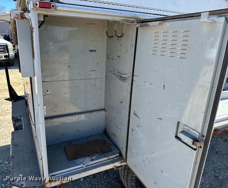 image for item OM9882 2006 Ford  F350 Super Duty XL utility bed pickup truck