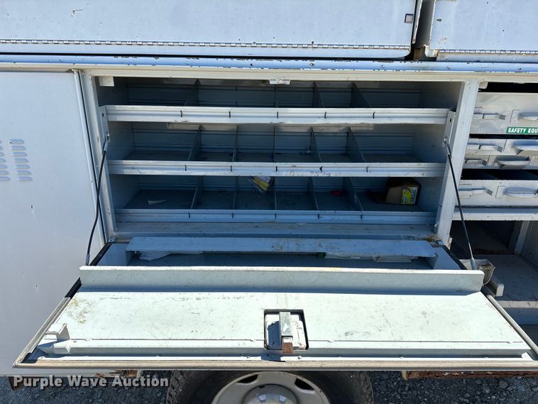 image for item OM9882 2006 Ford  F350 Super Duty XL utility bed pickup truck