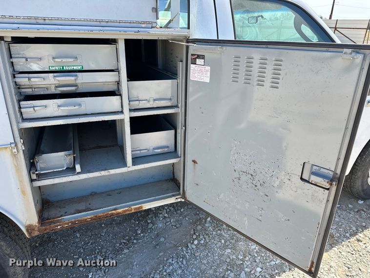 image for item OM9882 2006 Ford  F350 Super Duty XL utility bed pickup truck