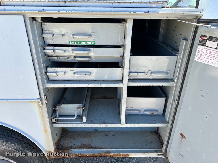 image for item OM9882 2006 Ford  F350 Super Duty XL utility bed pickup truck