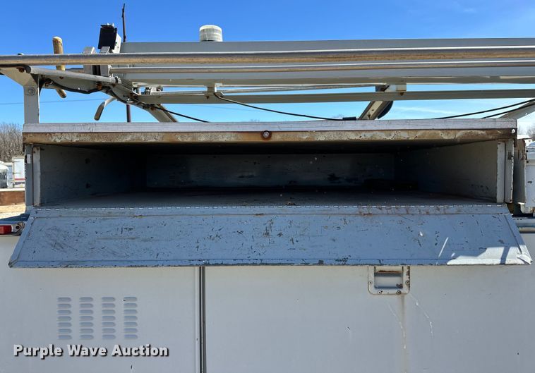 image for item OM9882 2006 Ford  F350 Super Duty XL utility bed pickup truck