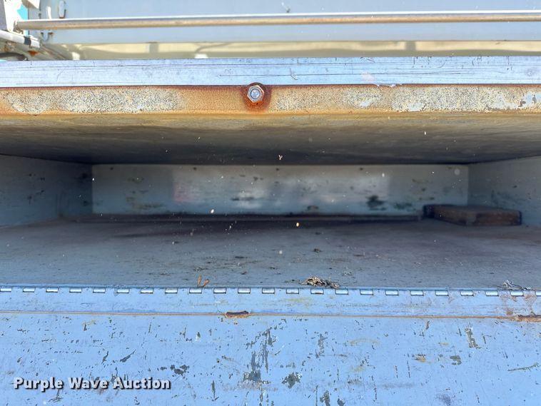 image for item OM9882 2006 Ford  F350 Super Duty XL utility bed pickup truck