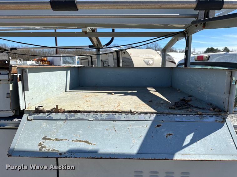 image for item OM9882 2006 Ford  F350 Super Duty XL utility bed pickup truck