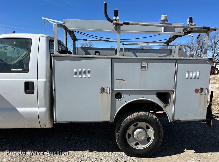 image for item OM9882 2006 Ford  F350 Super Duty XL utility bed pickup truck