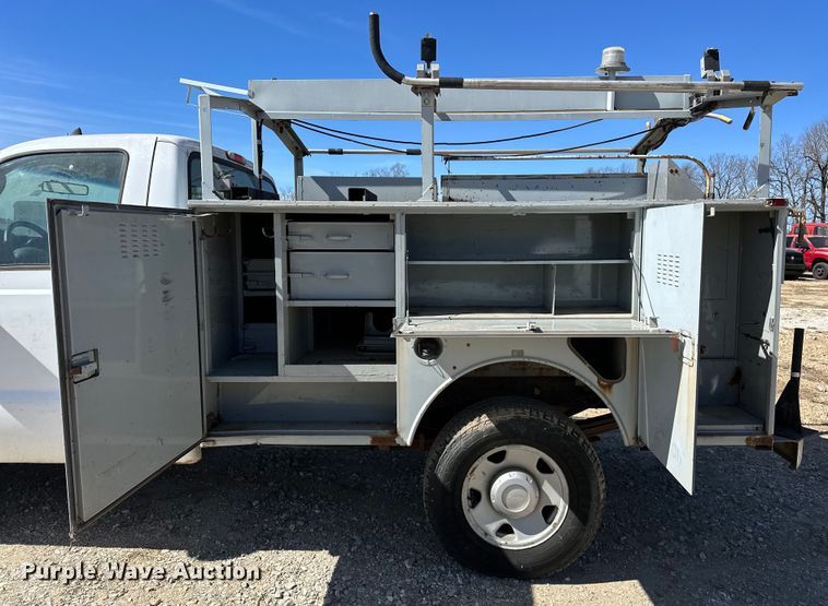 image for item OM9882 2006 Ford  F350 Super Duty XL utility bed pickup truck