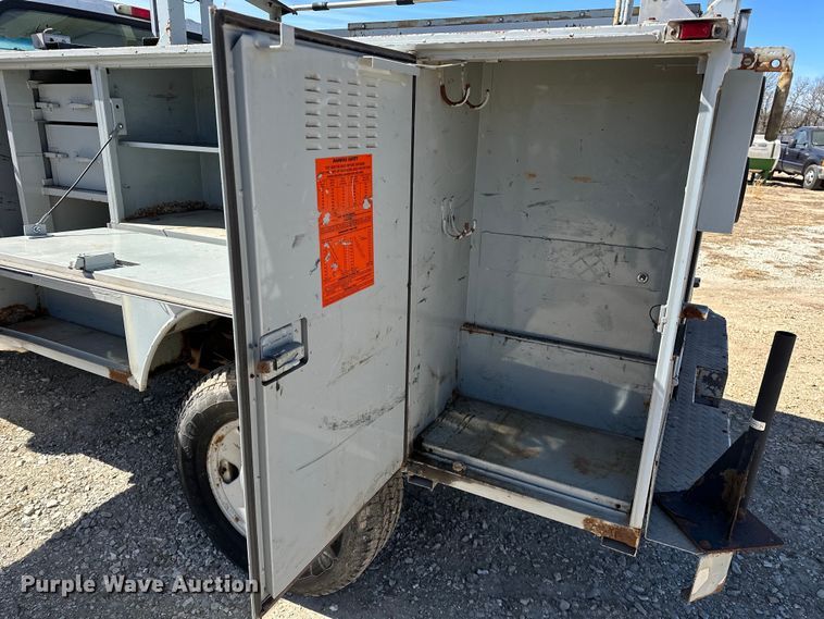 image for item OM9882 2006 Ford  F350 Super Duty XL utility bed pickup truck