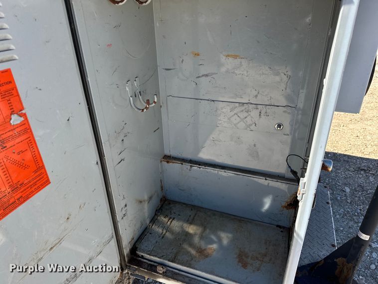 image for item OM9882 2006 Ford  F350 Super Duty XL utility bed pickup truck