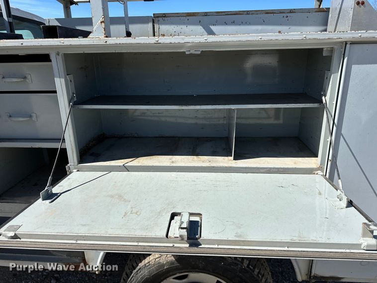 image for item OM9882 2006 Ford  F350 Super Duty XL utility bed pickup truck