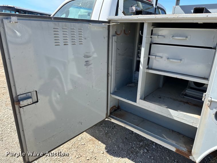 image for item OM9882 2006 Ford  F350 Super Duty XL utility bed pickup truck