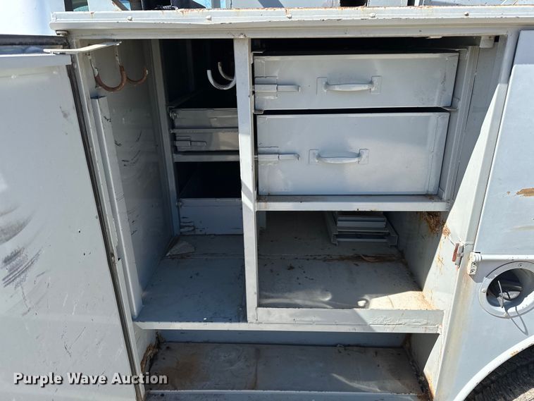 image for item OM9882 2006 Ford  F350 Super Duty XL utility bed pickup truck