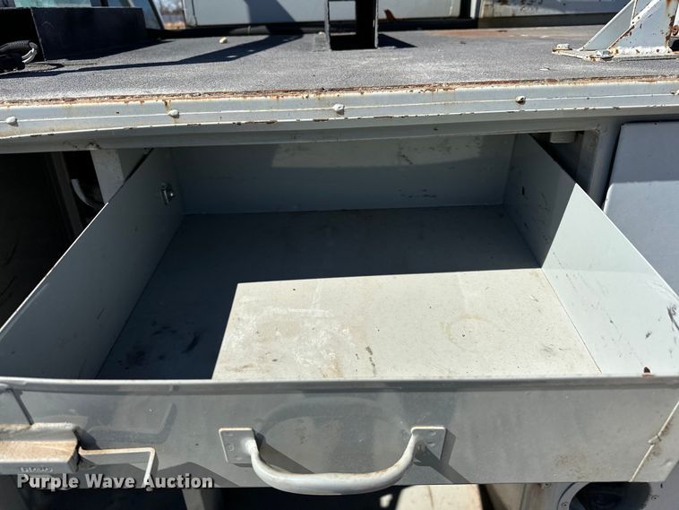 image for item OM9882 2006 Ford  F350 Super Duty XL utility bed pickup truck