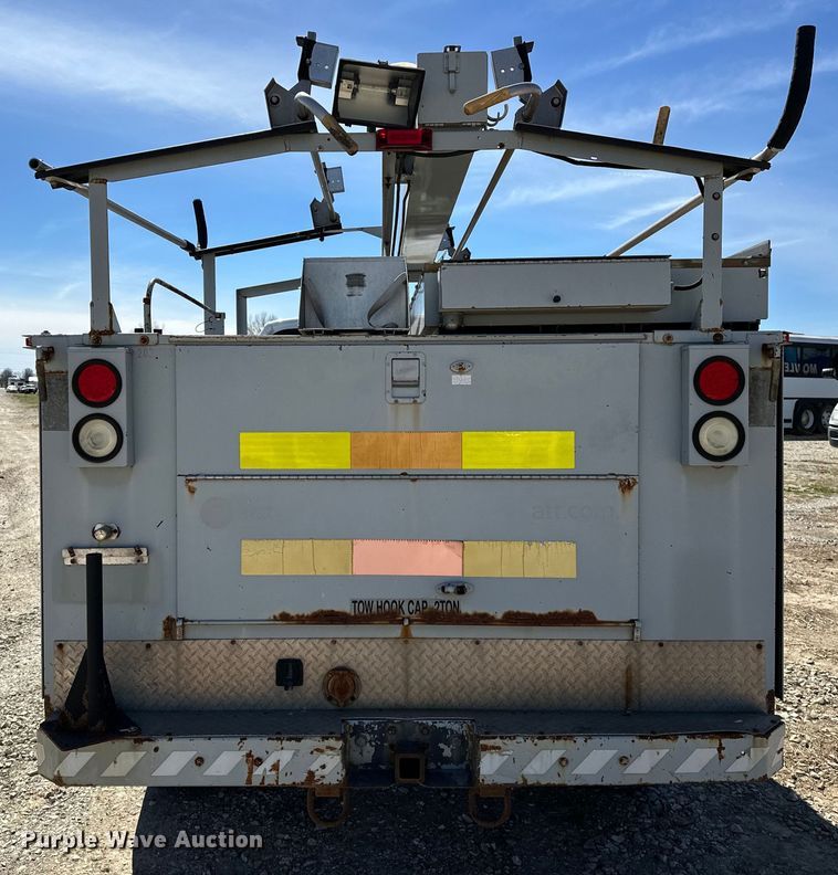 image for item OM9882 2006 Ford  F350 Super Duty XL utility bed pickup truck