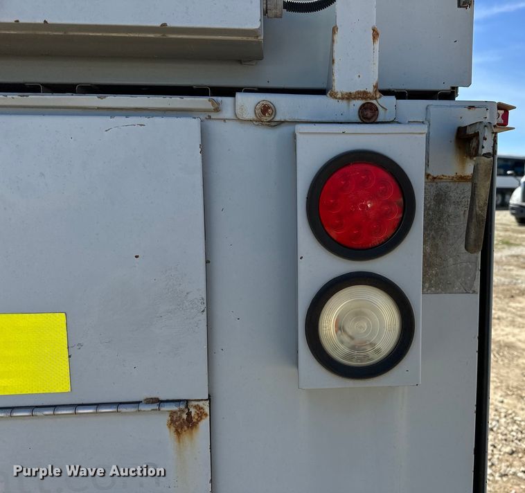 image for item OM9882 2006 Ford  F350 Super Duty XL utility bed pickup truck